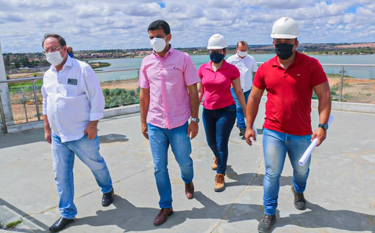 Luciano visita área onde será construído o Centro de Convenções de Arapiraca