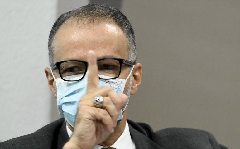 Presidente da Anvisa reage e cobra retratação de Bolsonaro