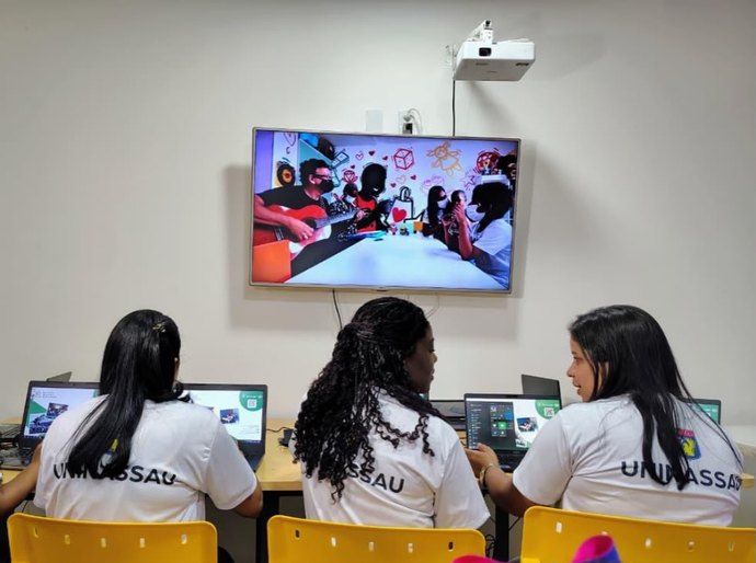 Iniciativa oferta 100 bolsas de graduação EaD gratuitas para pessoas com TEA e mães de crianças autistas