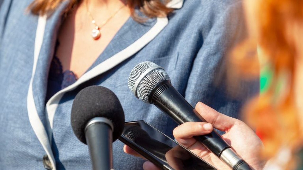 Projeto amplia punição para ataques digitais contra mulheres na política
