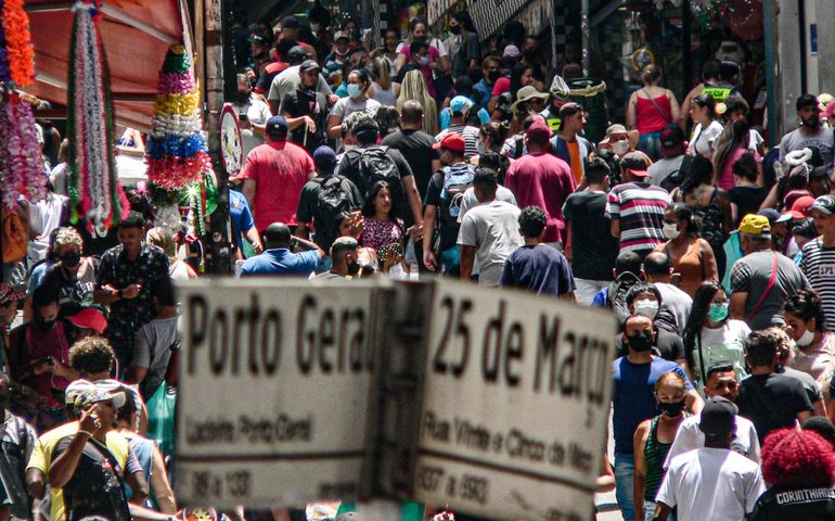 Na 25 de Março, informais dão o tom do Natal