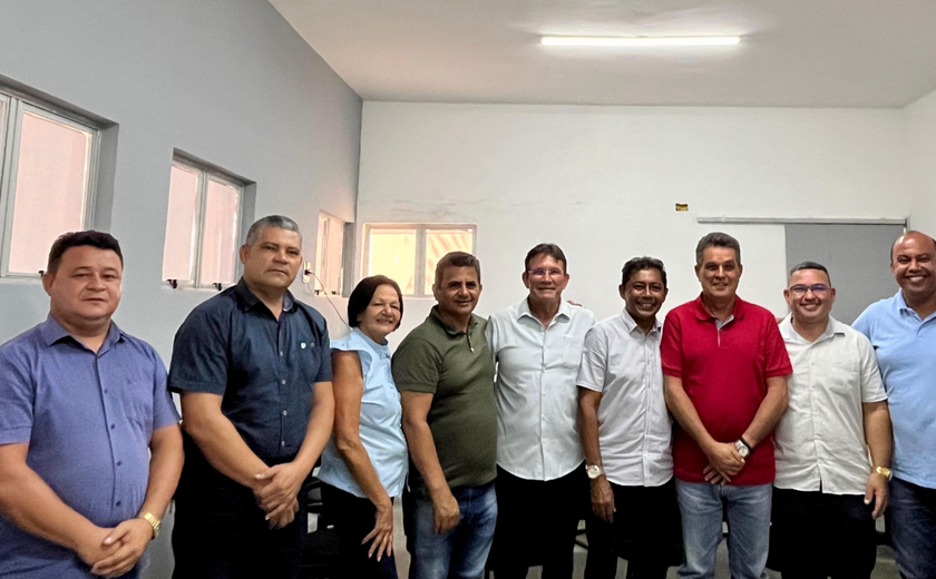 Prefeito e vice-prefeito de Branquinha se reúnem com vereadores