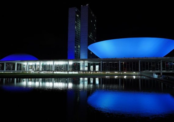 Congresso é iluminado de azul como parte de campanhas de prevenção de doenças