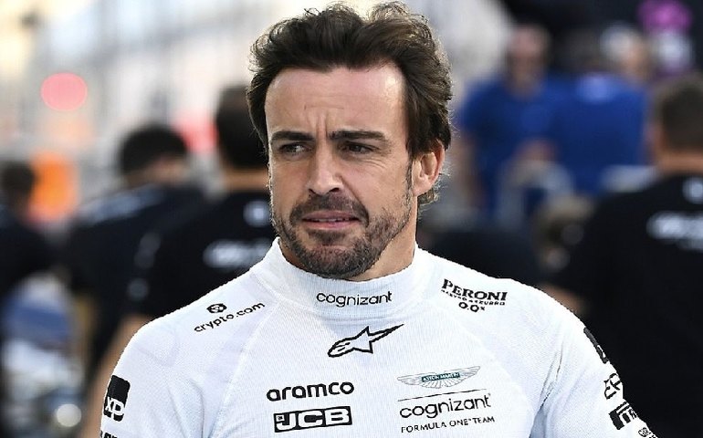 Fernando Alonso celebra terceiro lugar na estreia pela Aston Martin: ‘Irreal’