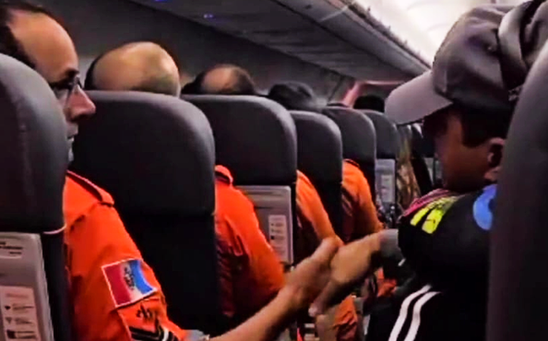 Bombeiros de Alagoas que atuaram no Rio Grande do Sul são saudados e aplaudidos em voo de retorno