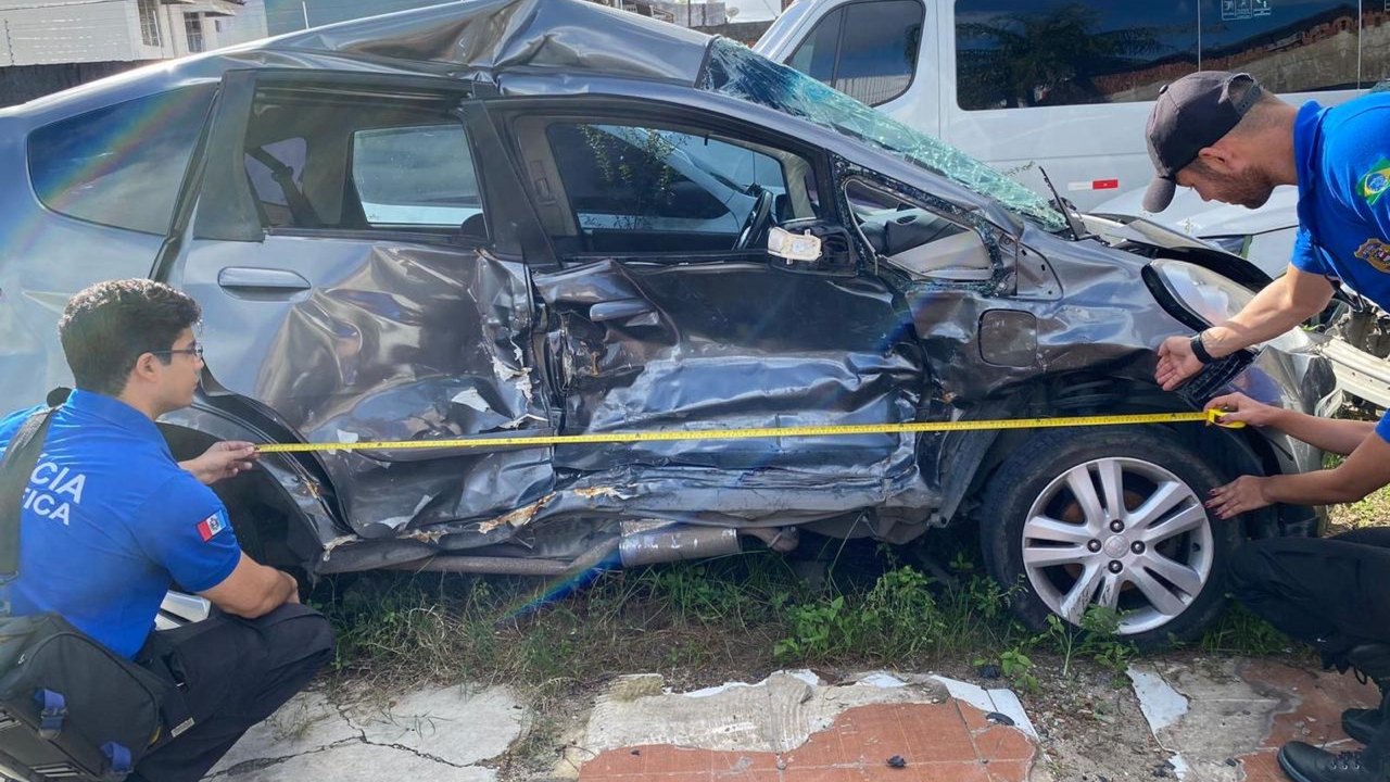 Polícia Científica pericia carros envolvidos em acidente com vítima fatal na Santa Amélia