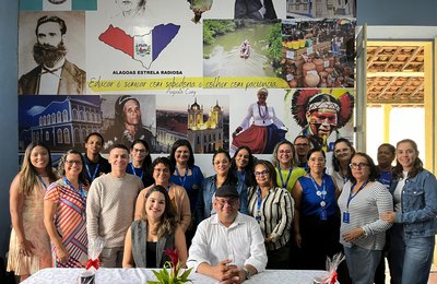 Secretário André Vieira tem trajetória homenageada pela 2º GERE e celebra livro sobre os 40 anos da Casa da Cultura