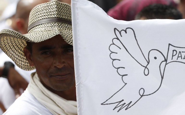 Petro é 'um líder político que está um pouco algemado' na luta contra grupos armados, diz analista