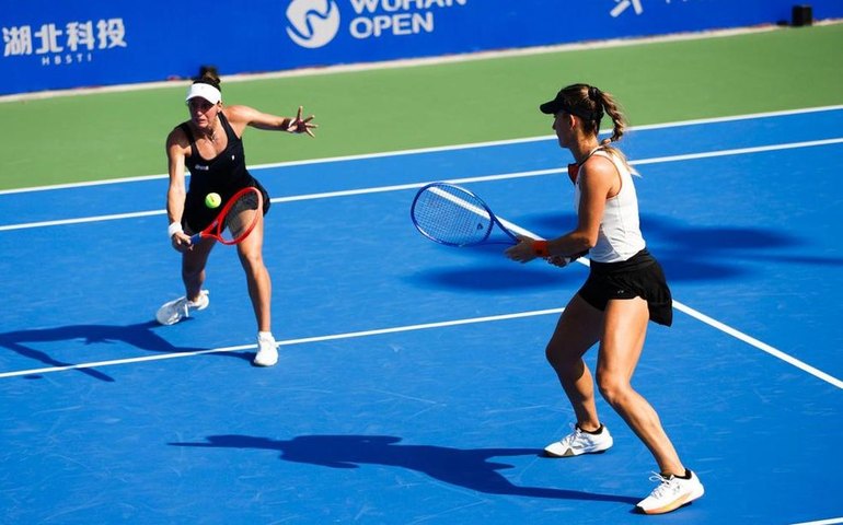 Dupla de Luisa Stefani dá adeus a Wuhan, mas segue no top 8 do Finals