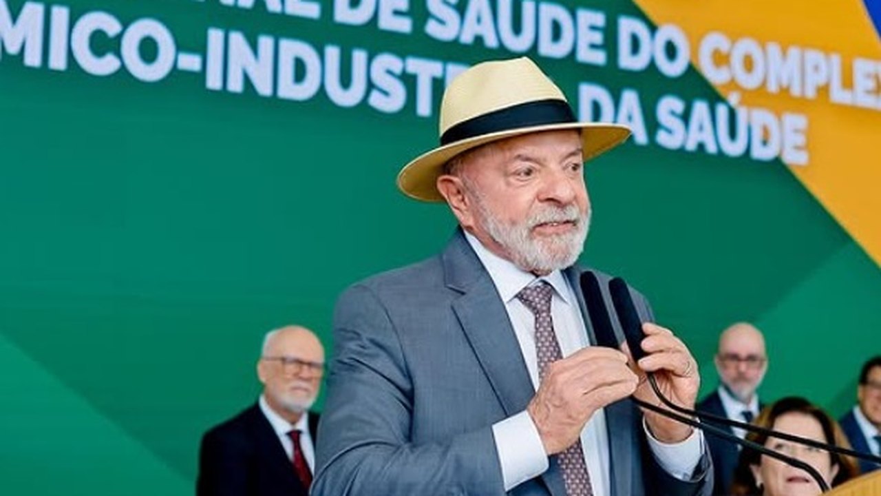 Lula recebe apoio do PDT em ato marcado por críticas a Trump