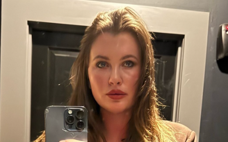 Filha de Alec Baldwin e Kim Basinger, Ireland Baldwin diz ter cortado relações com 'familiares narcisistas'