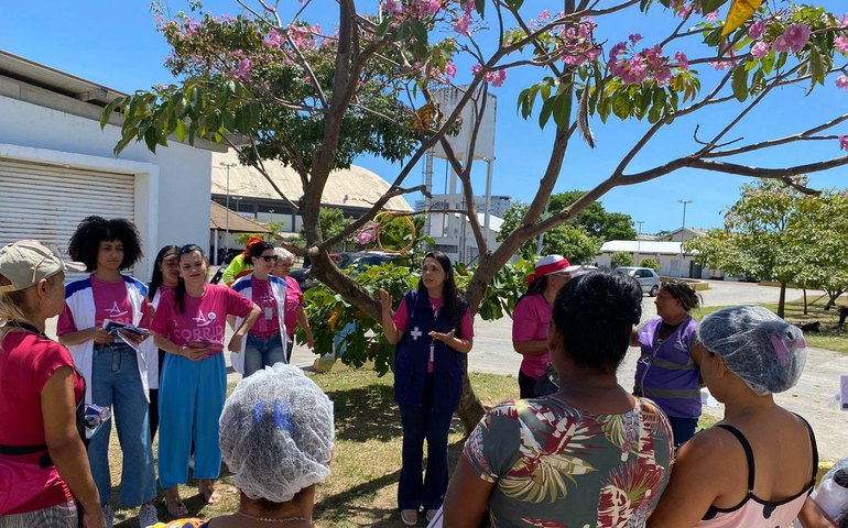 Ação de conscientização sobre a saúde da mulher é levada à orla de Maceió