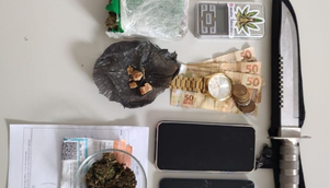 facas, dinheiro e drogas / Foto: Reprodução: Foto SSP