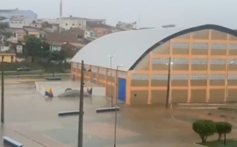 Chuva começa a provocar estragos em Traipu; águas invadem ginásio de esportes