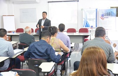 Escola de Contas do TCE realiza curso sobre Contratações Públicas