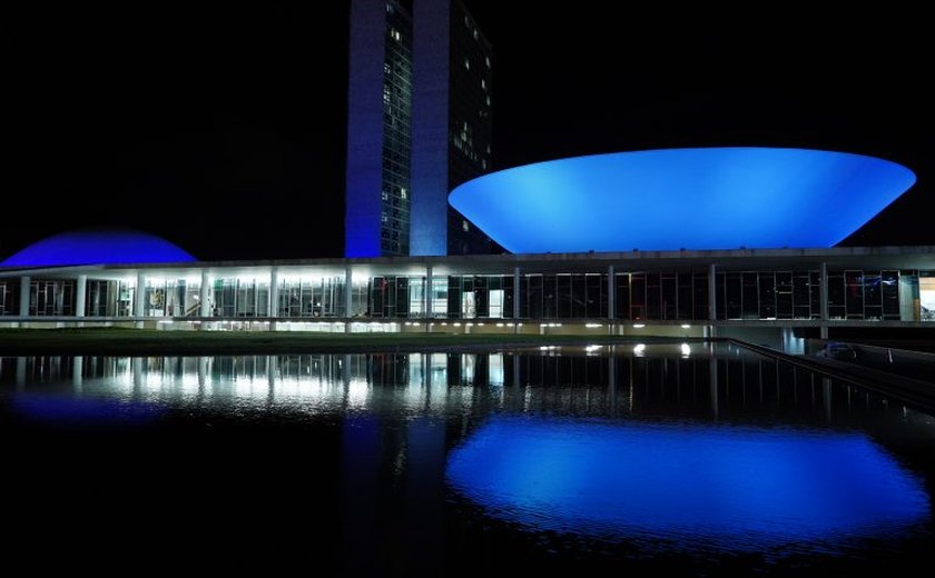 Congresso é iluminado de azul como parte de campanhas de prevenção de doenças