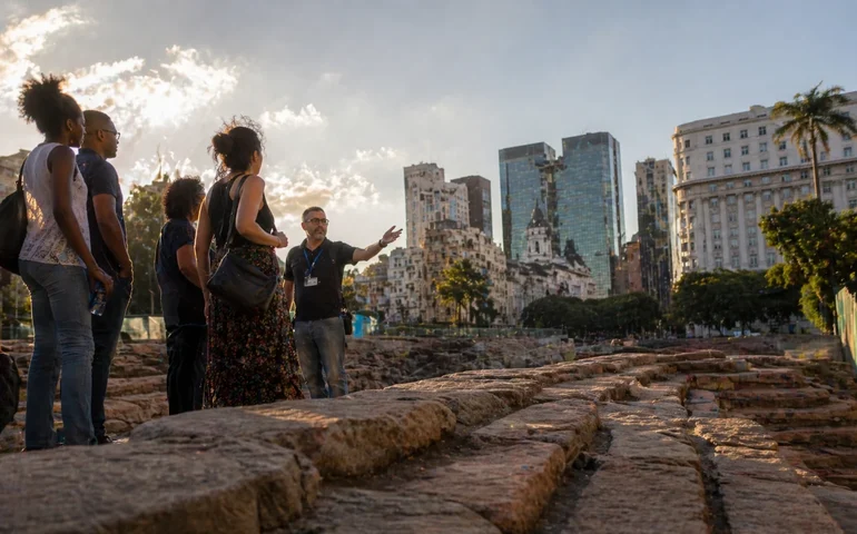 ‘Walking tours’ ganham adeptos entre turistas e moradores que buscam conhecer diferentes facetas do Rio
