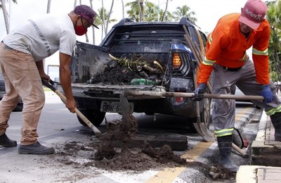 Infraestrutura realiza limpeza em galerias da orla marítima de Maceió