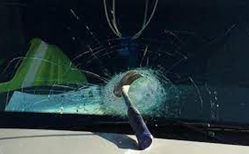 Mulher destrói carro do marido após ser agredida por ele em Arapiraca