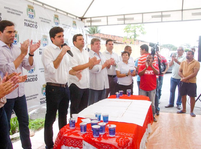 Rui assina ordem de serviço para construção de praça no João Sampaio II