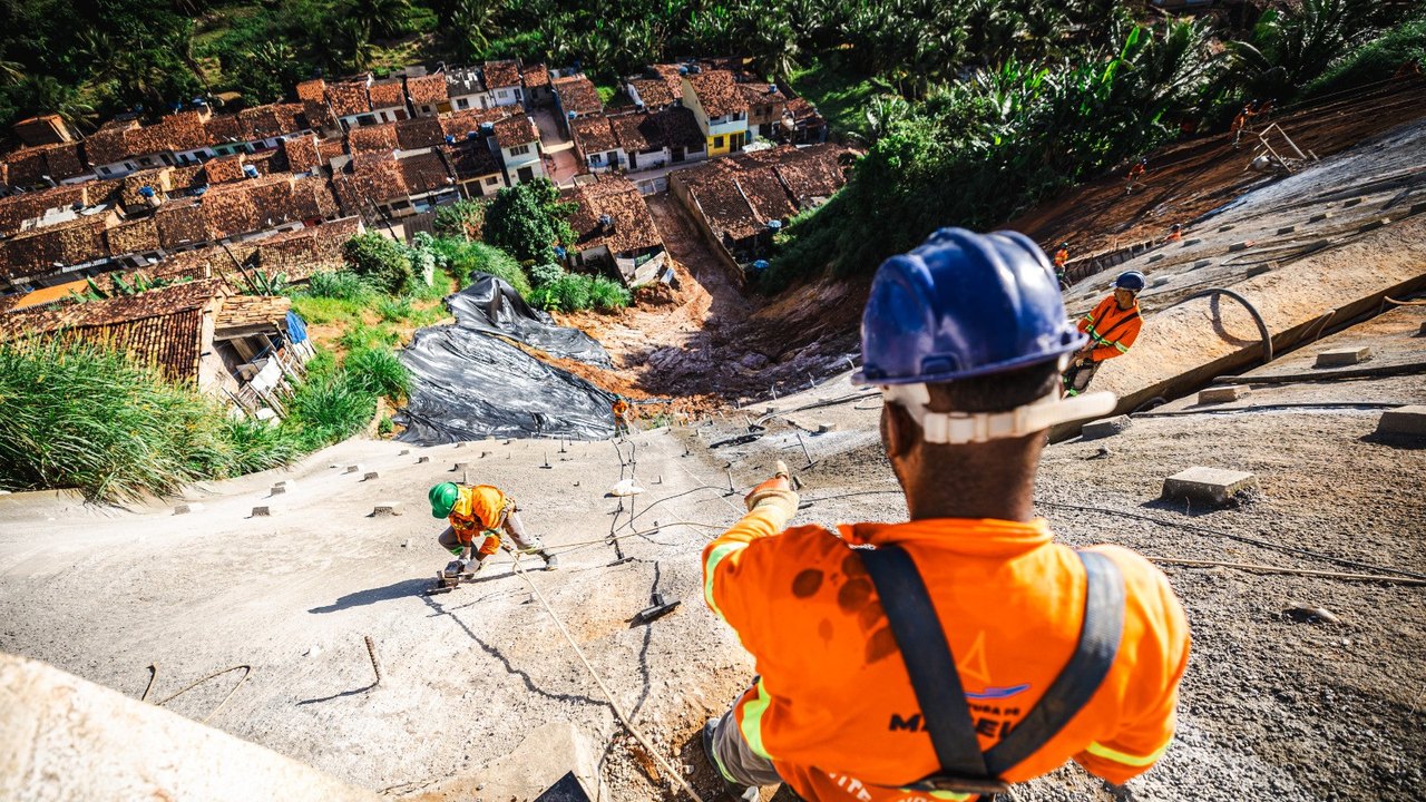 “O maior presente que o prefeito JHC está dando para minha família é o sossego”, destaca moradora da Chã de Bebedouro com obras de encosta