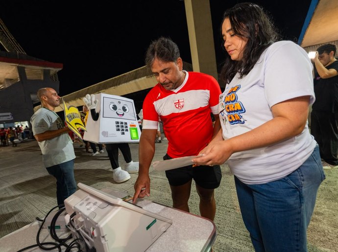 TRE/AL leva “Rolê da Pilili” ao estádio Rei Pelé e orienta torcedores para as Eleições 2026