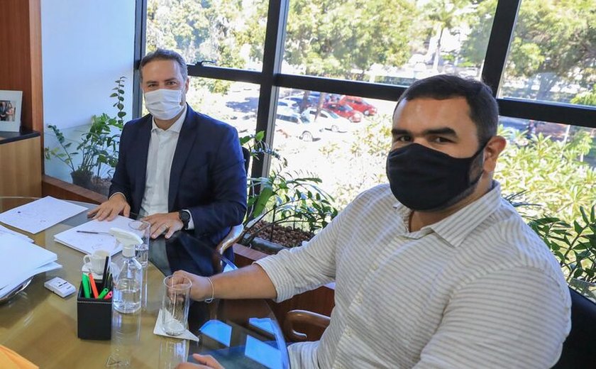 Prefeito de Piranhas pauta projetos de infraestrutura durante reunião com o governador de Alagoas