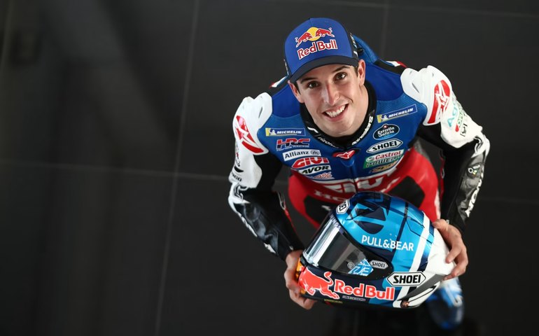 Márquez vence corrida sprint da MotoGP na Inglaterra; Bezzecchi fica em 2º e cola em Bagnaia