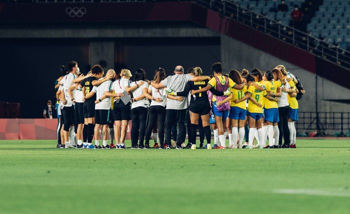 Andressa Alves e Rafaelle desperdiçaram cobranças na derrota por 4 a 3