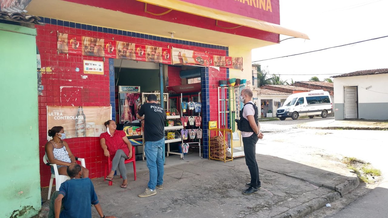 Policiais civis realizam fiscalização para evitar contágio com a covid-19