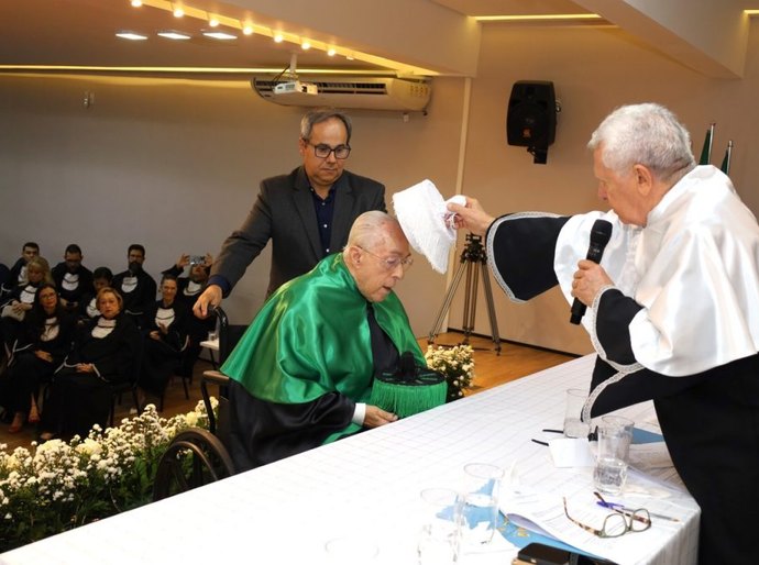 Emoção marca a outorga do título de Doutor Honoris Causa ao médico pediatra Dr. Milton Hênio Netto de Gouveia