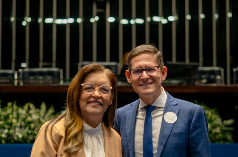 No Senado Federal, Dra Eudócia entrega comenda ao presidente da Igreja Adventista do Sétimo Dia em Alagoas