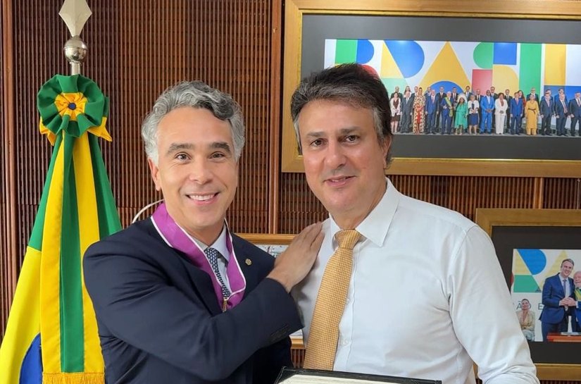 Rafael Brito recebe a maior honraria da educação brasileira