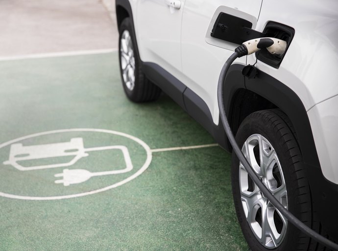 Uso simultâneo de carregadores para carros elétricos em condomínios pode trazer riscos de sobrecarga e incêndio