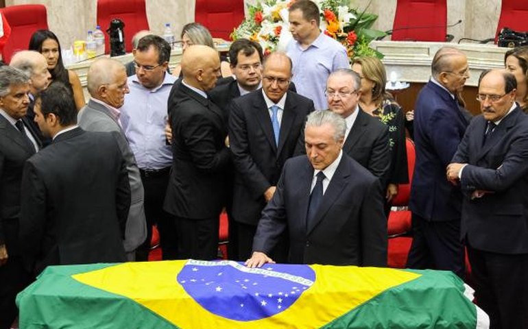 Corpo de Teori Zavascki é enterrado em Porto Alegre