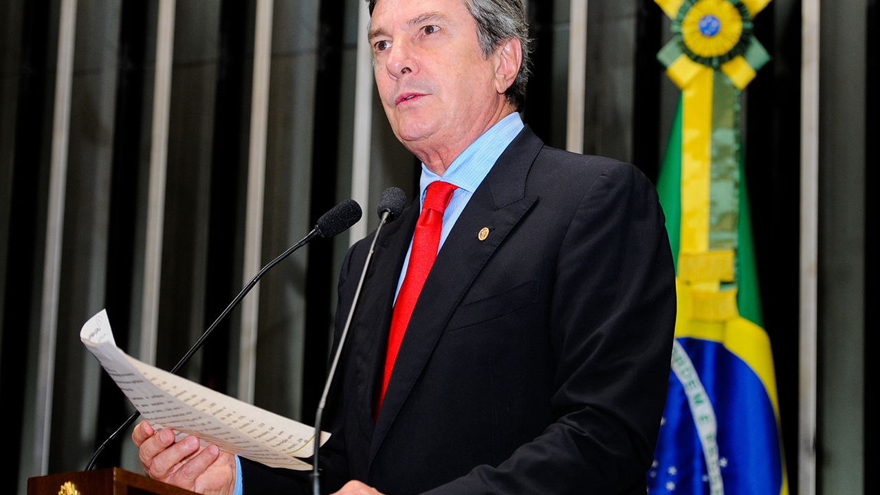 Em discurso, Collor diz que Brasil precisa de menos burocracia e mais simplificação