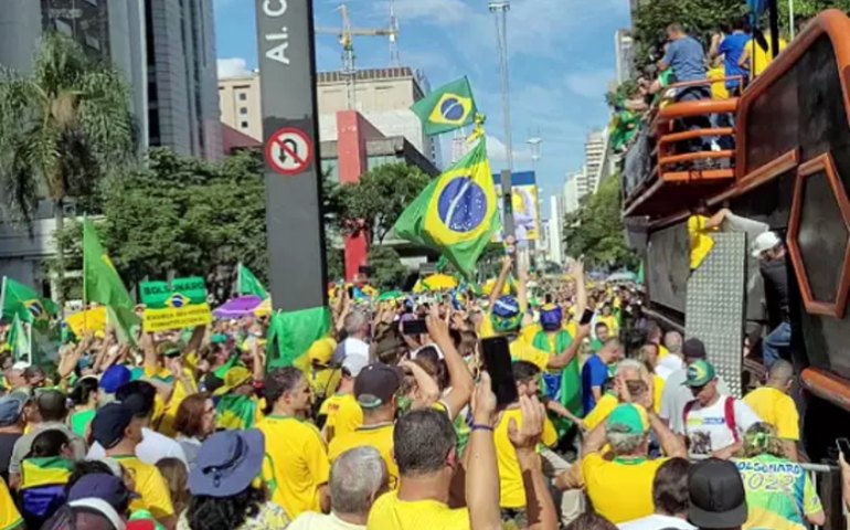 Bolsonaristas pedem impeachment de ministros do STF em ato na capital de SP