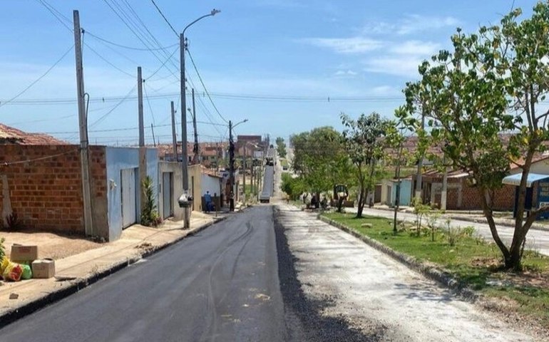 Prefeitura de Arapiraca inicia pavimentação asfáltica nas ruas do Vale do Perucaba