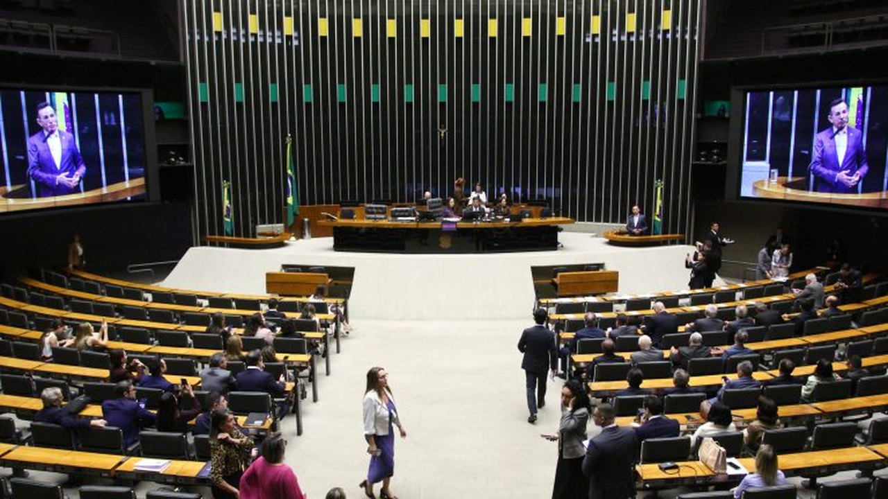 Plenário analisa pena maior para violência sexual digital contra criança