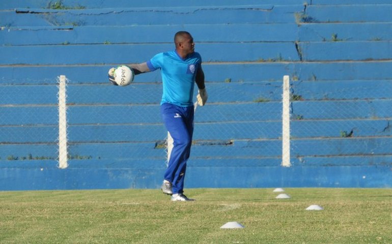 &#8220;É tratar para estar à disposição&#8221;, diz goleiro Jeferson sobre lesão muscular