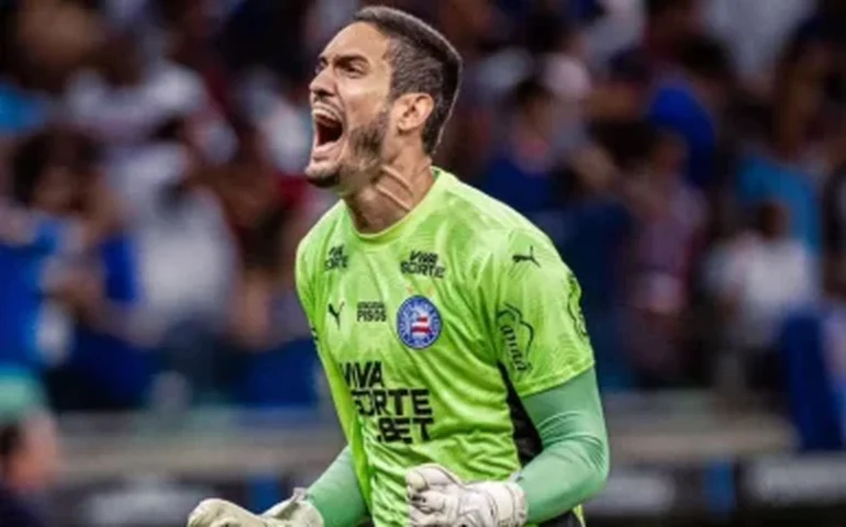 Goleiro do Bahia quebra o braço em lance impressionante; veja o vídeo
