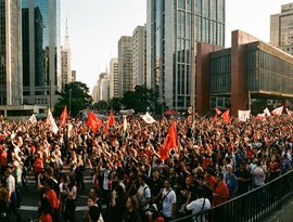 Milhares tomam Avenida Paulista em ato pró-Lula neste domingo