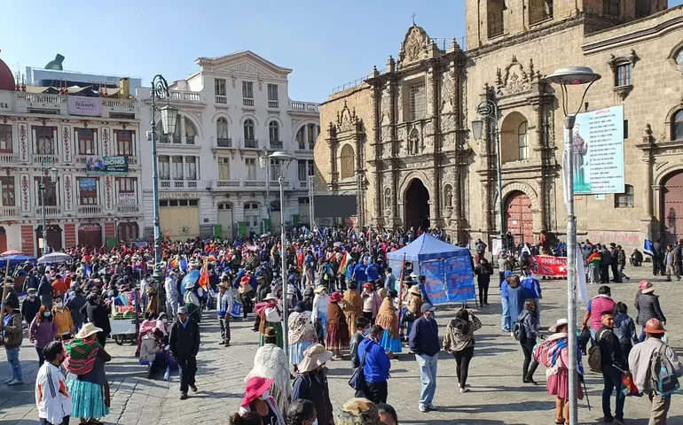 Bolívia vai às urnas com direita favorita e 23% dos votos indefinidos