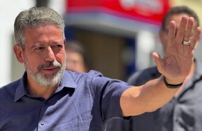 Retroescavadeiras e tratores: Arthur Lira lidera entrega de maquinário em 2025 fortalecendo prefeituras e trabalhadores rurais de Alagoas