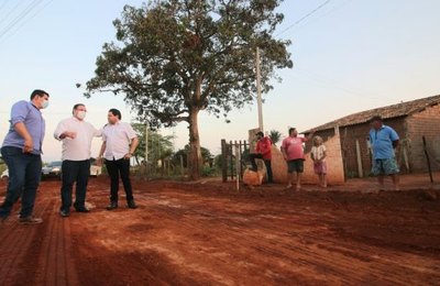 Prefeito Luciano Barbosa acompanha obras de pavimentação de estrada entre Cangandu e Canafístula