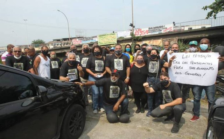 Manifestantes chamam Bolsonaro de ‘traidor’ durante formatura de militares no Rio