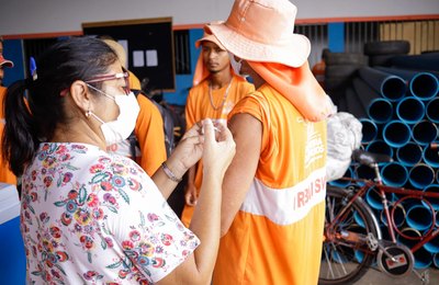 Saúde de Palmeira realiza ação de atualização vacinal para garis do município