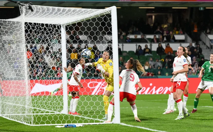 Canadá sofre gol olímpico, mas vira sobre Irlanda no grupo B da Copa