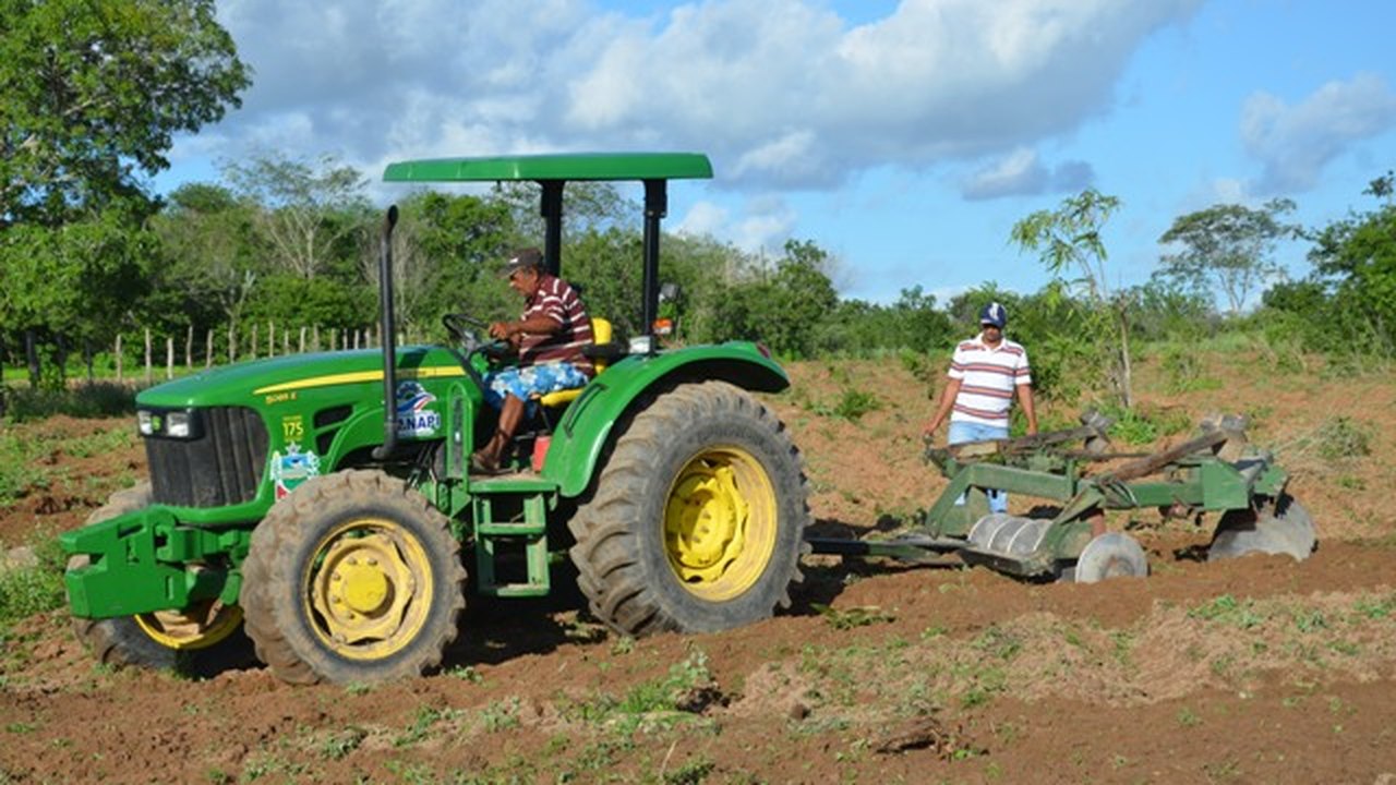 Pequenos agricultores recebem apoio da prefeitura de Canapi para  o plantio de seus alimentos
