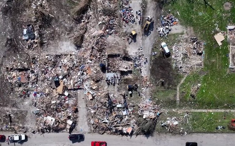 Tornado mata ao menos cinco pessoas no interior dos EUA; vídeos